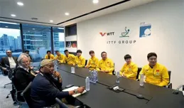 劉國梁撇清WTT責任！坐國際桌總對面，率國乒談判，衣服很紮眼