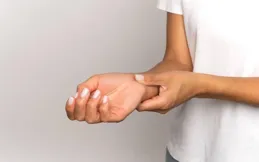 大腦老化前10年，手和腳都會發出訊號！很多人沒有當回事