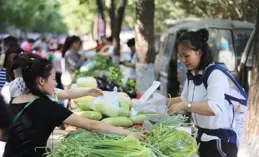 潮評丨賣菜大爺「為菜寫詩」，生活的藝術家值得更多掌聲