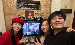 唐嫣新年與陳龍夫婦合影，網友卻將夫妻倆照片裁掉，章齡之很生氣