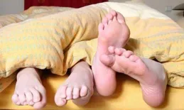 睡覺時把腳露在外面，好還是不好？聽聽醫生怎麽說