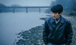 如何評價魏書鈞執導，朱一龍主演，余華小說改編的電影【河邊的錯誤】？