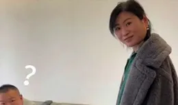 老母親包餃子給嶽雲鵬送行，姐姐點外賣湊一桌子菜，他低落發紅包