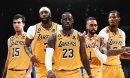 最後1分50秒，16分分差，小裏犯規，老詹走到場邊，拍了拍布朗尼