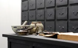 腰腿、膝蓋總是隱隱作痛？一個中成藥，逼走骨縫裏的風、寒、濕