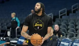 內線無人還送走濃眉，湖人在想啥？球迷：下一個該輪到詹姆士了！