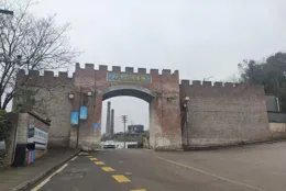 重慶最低調的影視城，由廢棄糖廠改建而成，殘垣斷壁中有文藝氣息