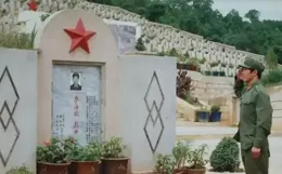 1984年我軍排長下山巡邏，迎面走來三名解放軍，他大喊：繳槍不殺