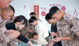 軍營年夜飯，共敘團圓情