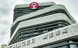 32歲霸王茶姬老板，追著星巴克打