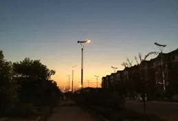 為何手機網路攝影機模組越來越大、越來越凸起硌手？難道不是平的、輕薄的手感更好嗎？買的是手機還是照相機？