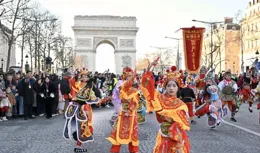 蛇年春節巡遊活動在巴黎香榭麗舍大街精彩亮相