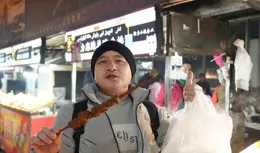 新疆和田夜市：美食琳瑯煙火旺 歌舞歡樂人潮湧