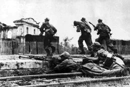 淮海戰役最慘烈一戰，27小時敵我拼光7個團，戰壕裏血水浸濕褲腿