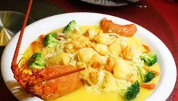 上湯焗龍蝦：海洋珍寶的奢華邂逅，每一口都是味蕾的狂歡！