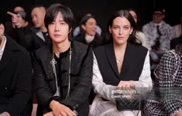 LV太子爺主動握手，王一博成國際寵兒！內娛頂流在巴黎能排第幾？