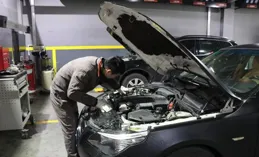 每天一笑，30張搞笑動圖：中間停什麽車，才能鎮住兩邊車？