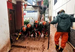 日照：男子登山被困 消防緊急營救