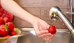 這樣洗草莓可能農殘更高！很多人都做錯了……