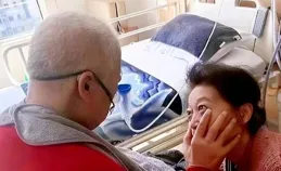 於洋追悼會舉行，71歲女兒從美國回來，送別父親，蔡明哭紅了眼