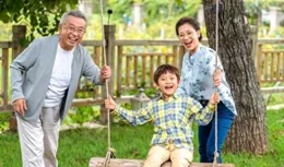 帶孫子8年換來兒媳一句「別教壞孩子」，老人該不該收帶娃費？