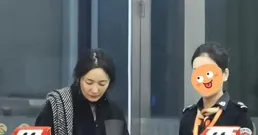 楊冪現身北京機場，出發巴黎時裝周，發縫明顯素顏看起來有點疲憊