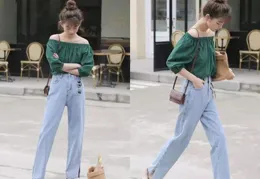 牛仔褲經典款式，樸素搭配舒適休閑，街頭流行風尚！