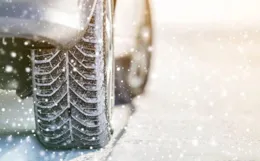 路上汽車變「絕望冰壺」？極端天氣下這些開車細節千萬要記牢