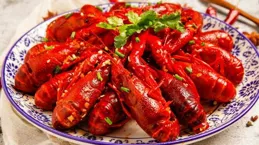 67歲潘長江在重慶，吃麻辣小龍蝦，辣到表情失控，被好多路人圍觀