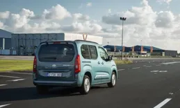 豐田全新小型MPV，外觀很方正硬朗，2+3座椅，側滑門，續航330km