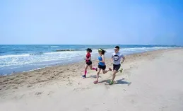 80年代青島沙灘上，帥哥靚女真不少，穿得也時尚