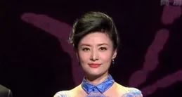 51歲「曹穎」浪姐路透美出天際，紮高馬尾穿小短裙，狀態嫩回21歲