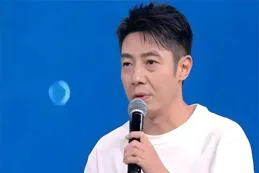 48歲撒貝南再次當爸？李白穿平底鞋、小腹微微凸起，錢真的養人