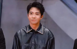 俞灝明陜西被偶遇，素顏疤痕清晰心疼，和王曉晨戴同款戒指疑訂婚