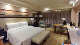 住酒店，房間燈光為啥這麽暗？【財說明白】