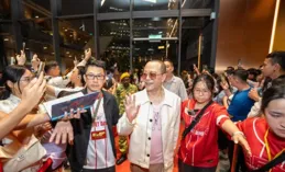 「香港視帝」歐陽震華近況曝光！暴瘦後打扮時髦，曬活動照像社牛