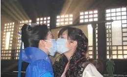 楊冪片場失控摔劇本？助理捂臉狂奔 導演組回應藏玄機