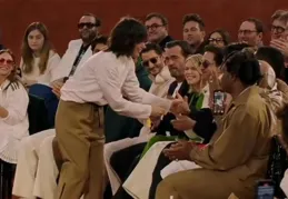 王一博時裝周曝光，黑眼圈厚重，和奧斯卡影帝鄰座太尷尬！