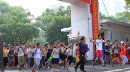 【白日夢與她】定檔3.24：煙火氣撞上時尚圈，甜虐交織的愛情啟幕