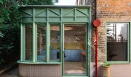 擴建後的倫敦老維多利亞式排屋，充滿了植物與古跡墻及角落的詩意