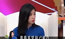 婚後三年40歲的朱珠更嫵媚了，她用身材和氣質證明，嫁誰都是下嫁