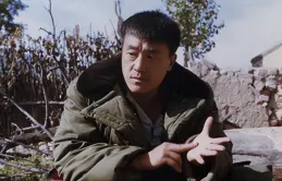 長得不帥卻被女同學倒追，婚後26年零緋聞，何冰現在生活如何？