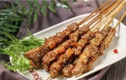 他本想擺燒烤攤打發時間，卻成「燒烤大王」，一年營收超14億