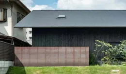 極簡極致，隱匿於城市角落的現代家庭住宅