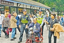 去年在景區找回走散老人和兒童上百人
