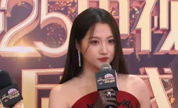 品質盛典明星懟臉圖：關曉彤臉腫了，劉亦菲好美，蔣欣妝容拖後腿