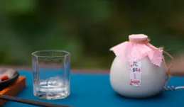 DeepSeek寫了【茶中天】，我認為可以和李白的【將進酒】較量一番