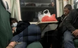 每天一笑，30張搞笑動圖：夏天沒涼席，只能睡金子了！