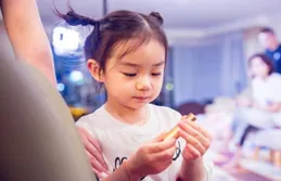 家有女孩，這3個地方要「窮養」，以後女兒會感激你