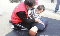 今日笑點：長輩幹的逆天事：我被老爸坑去抓豬尾，結果